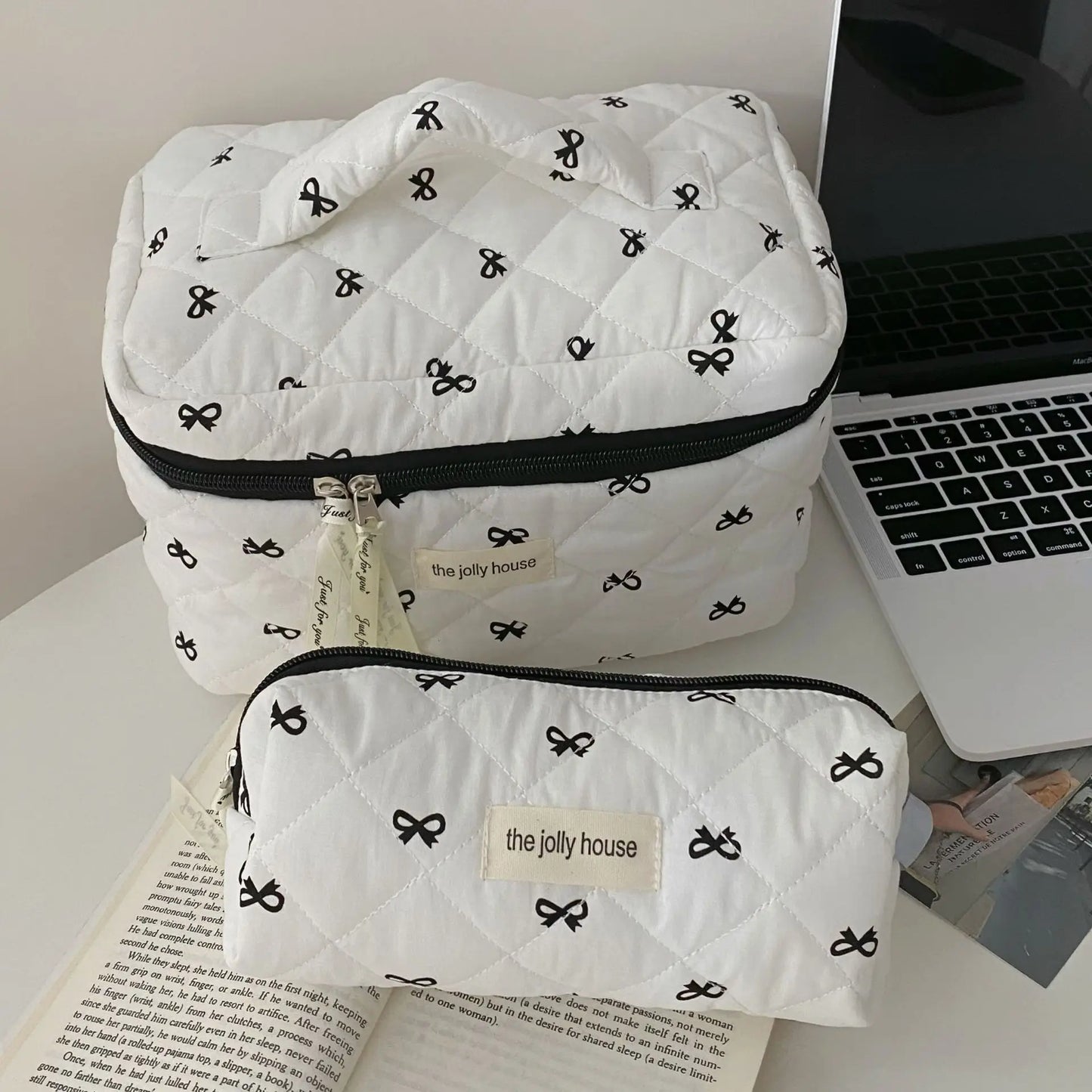 Black-white bow pouch travel bags