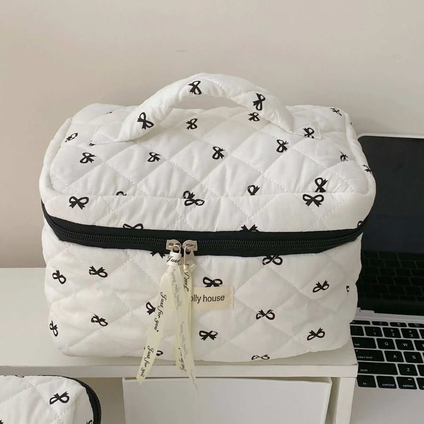 Black-white bow pouch travel bags
