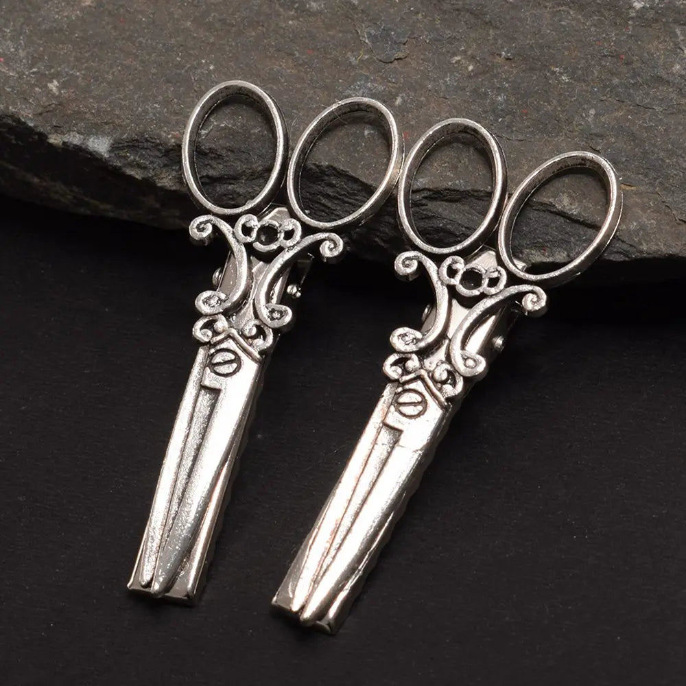 Vintage horror protagonist sciccor hairclip