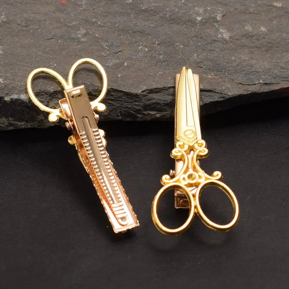 Vintage horror protagonist sciccor hairclip